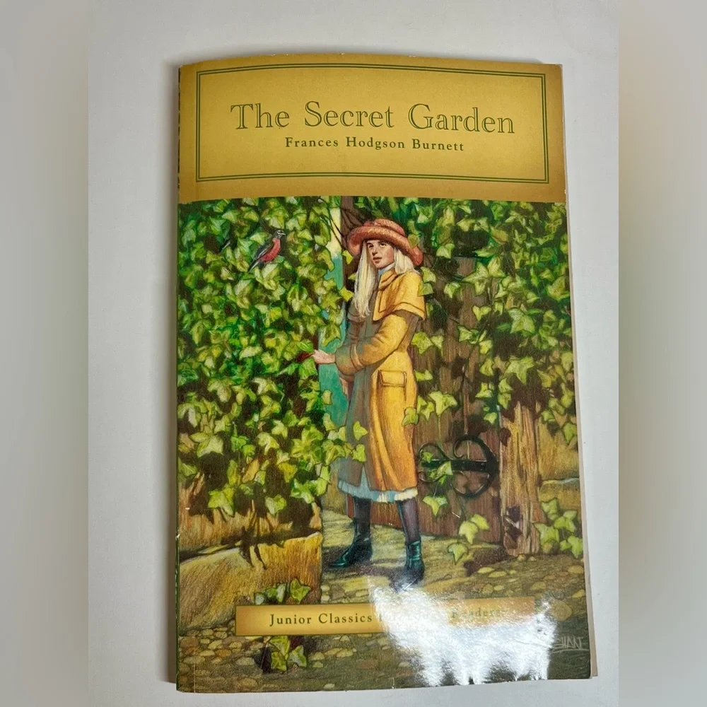 BOOK LOT (6) - COLLECTION OF CHILDREN/TEEN BOOKS - MYSTERY/MAGIC/ADVENTURE